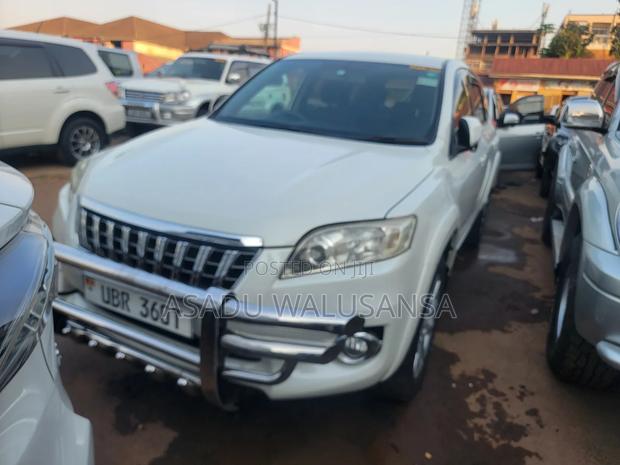 Toyota Vanguard 2011 White