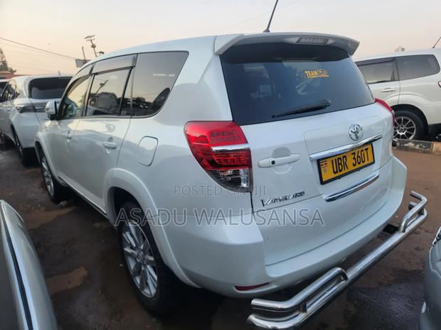 Toyota Vanguard 2011 White