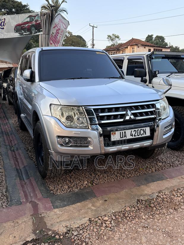 Mitsubishi Pajero 2010 Silver