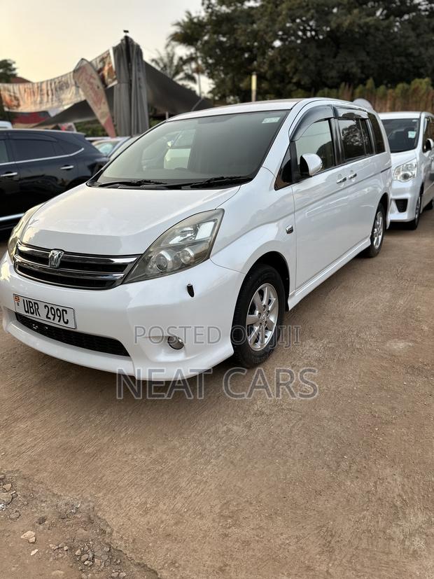 Toyota ISIS 2010 White