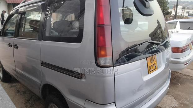 Toyota Noah 2001 Silver
