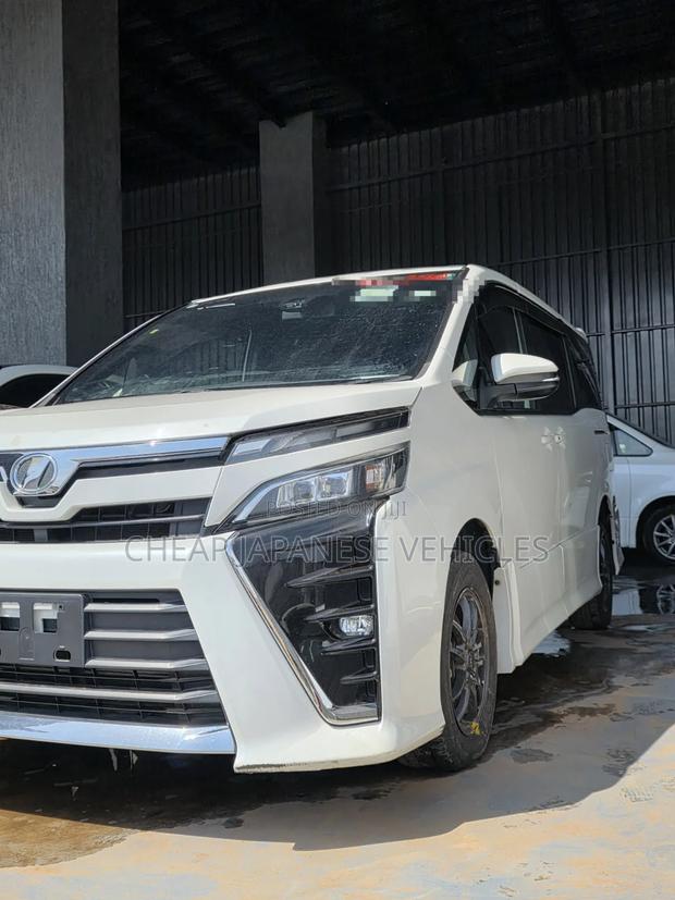 Toyota Voxy 2017 White