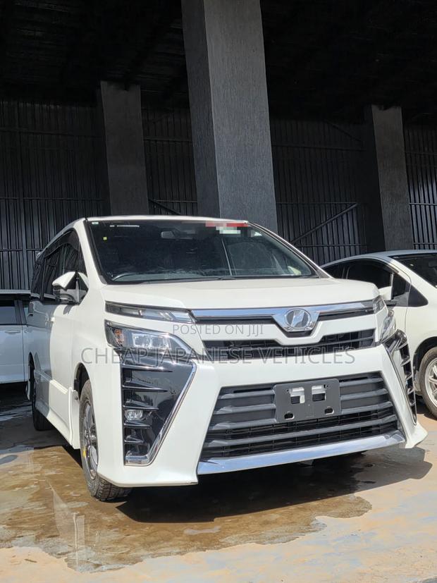 Toyota Voxy 2017 White