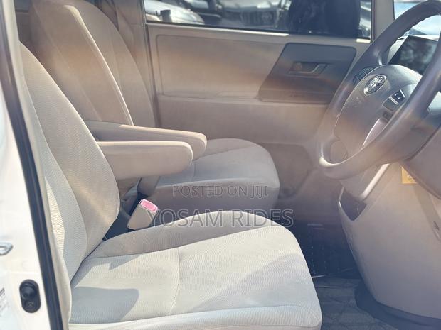 Toyota Noah 2.0 143hp FWD (8 Seater) 2012 White