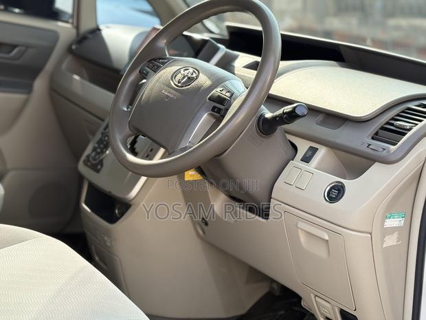 Toyota Noah 2.0 143hp FWD (8 Seater) 2012 White