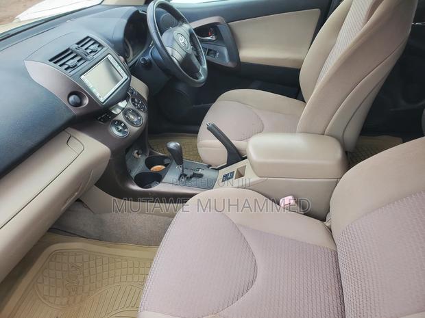Toyota Vanguard 2010 Gold