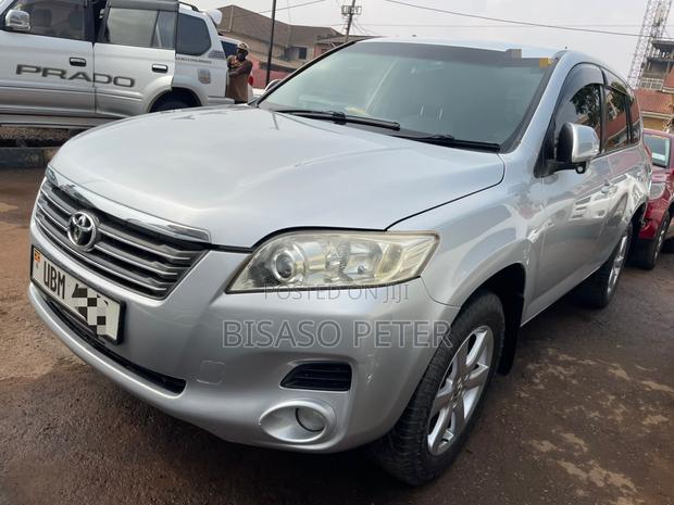 Toyota Vanguard 2010 Silver