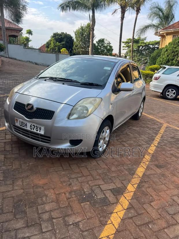 Toyota Vitz 2004 Silver