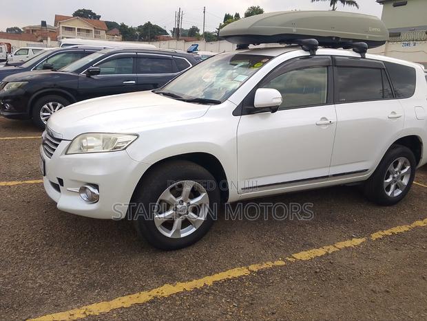 Toyota Vanguard 2012 White
