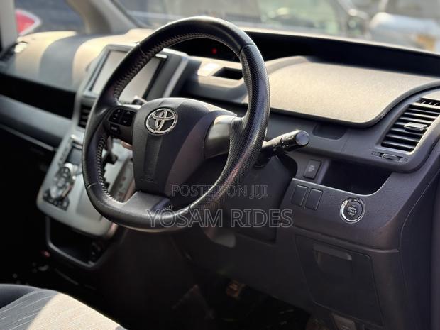 Toyota Noah 2.0 158hp FWD (7 Seater) 2012 Silver