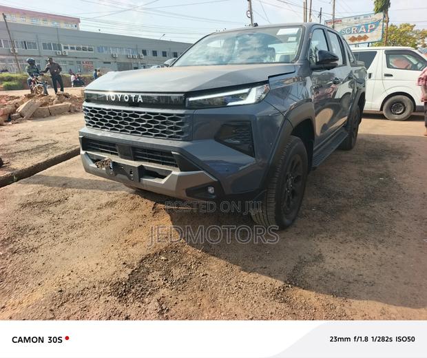 New Toyota Hilux 2025 Gray