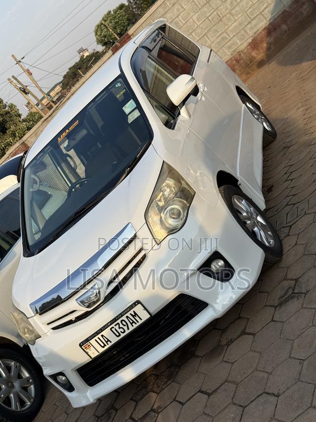 Toyota Noah 2.0 143hp AWD (8 Seater) 2011 White