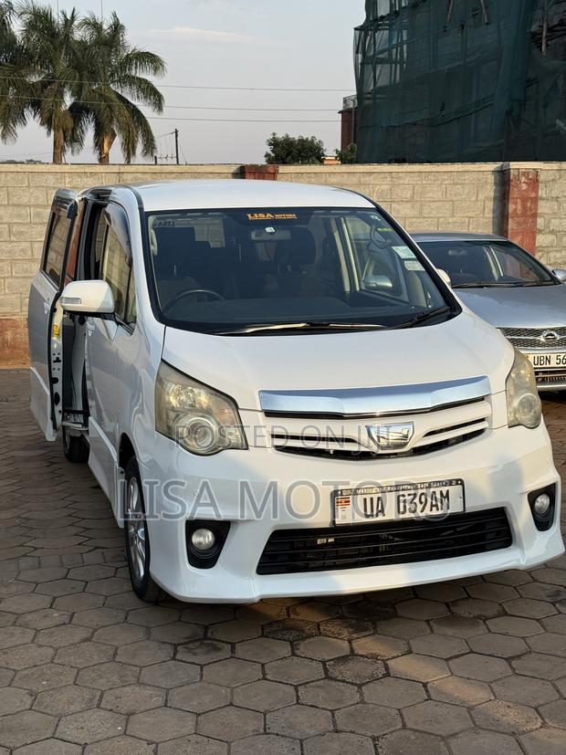 Toyota Noah 2.0 143hp AWD (8 Seater) 2011 White