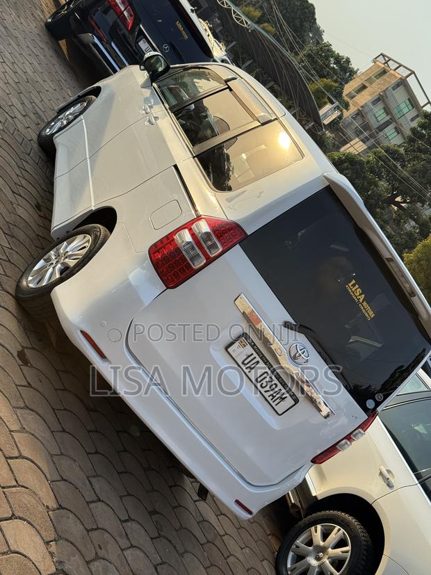 Toyota Noah 2.0 143hp AWD (8 Seater) 2011 White