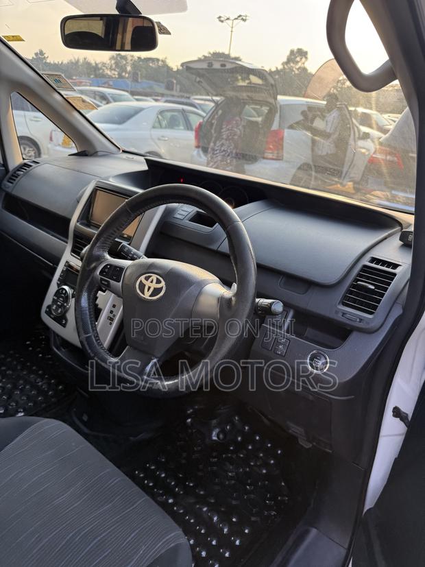 Toyota Noah 2.0 143hp AWD (8 Seater) 2011 White