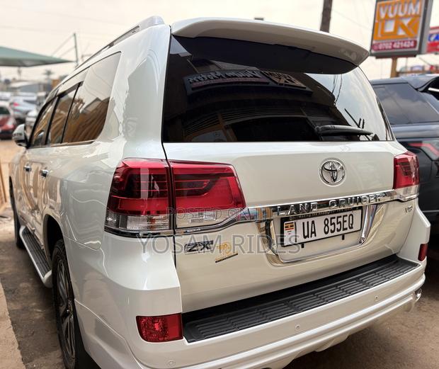 Toyota Land Cruiser 4.6 V8 ZX 2018 White