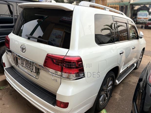 Toyota Land Cruiser 4.6 V8 ZX 2018 White