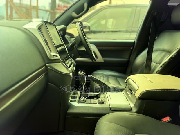 Toyota Land Cruiser 4.6 V8 ZX 2018 White