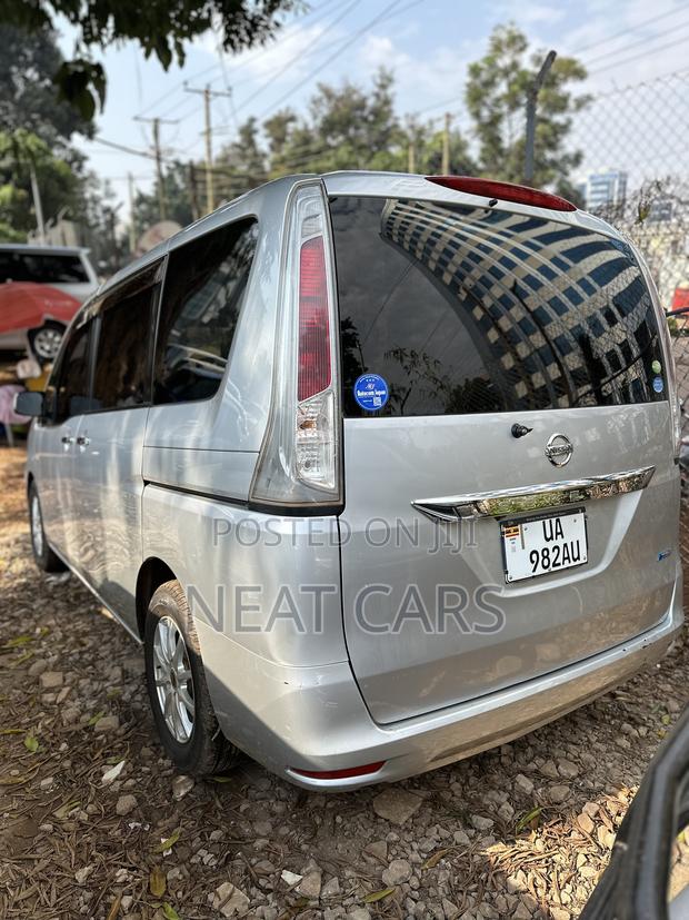 Nissan Serena 2010 Silver