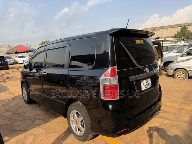 Toyota Noah 2.0 143hp FWD (7 Seater) 2010 Black