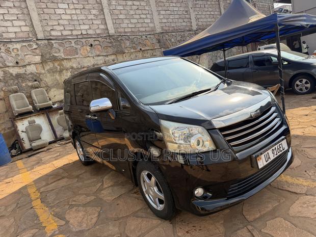 Toyota Noah 2.0 143hp FWD (7 Seater) 2010 Black
