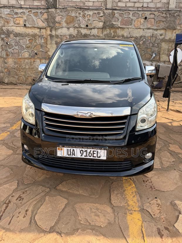 Toyota Noah 2.0 143hp FWD (7 Seater) 2010 Black