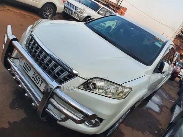Toyota Vanguard 2011 White