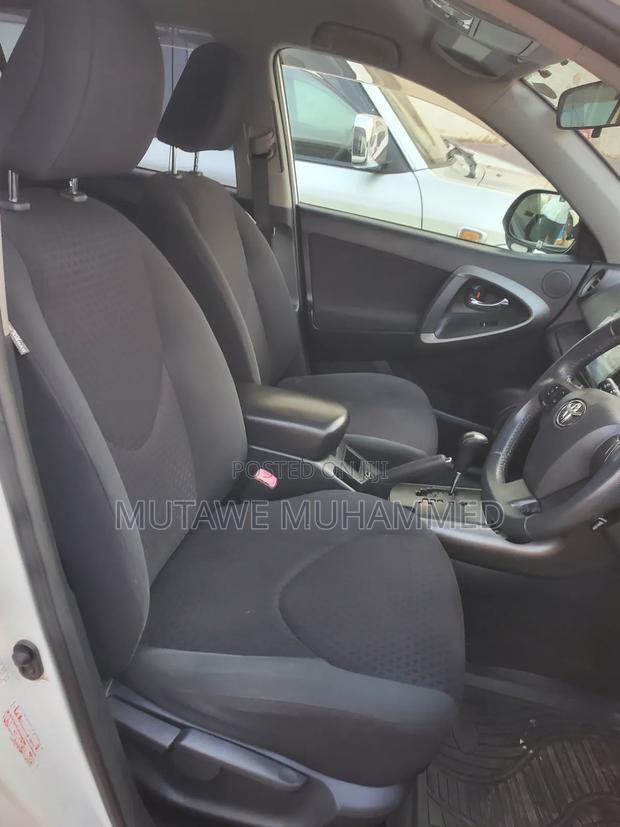 Toyota Vanguard 2011 White