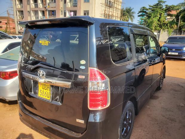Toyota Noah 2010 Black