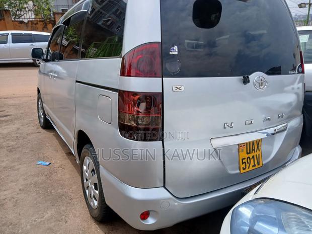 Toyota Noah 2004 Silver