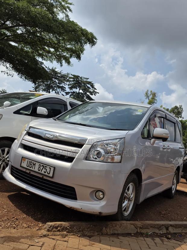 Toyota Noah 2.0 158hp AWD (8 Seater) 2009 Silver