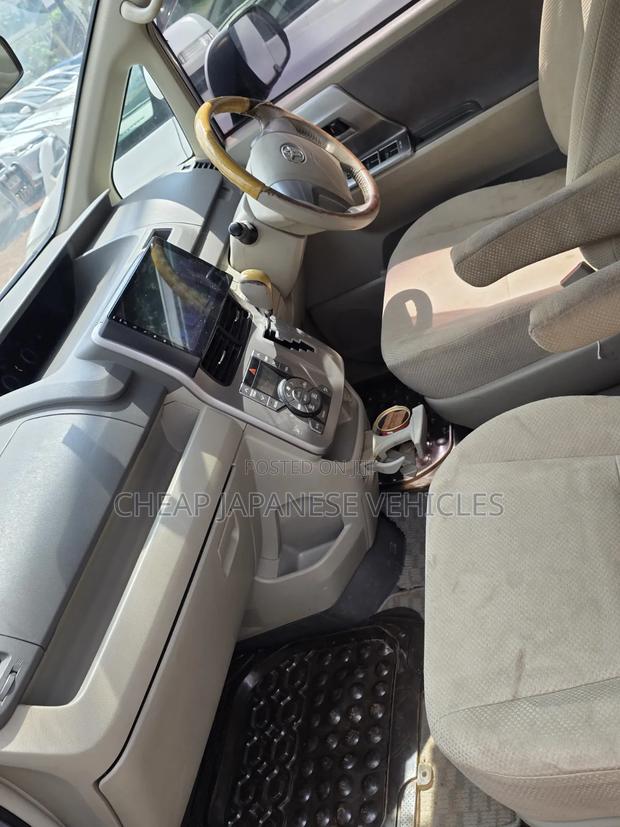 Toyota Noah 2.0 158hp AWD (8 Seater) 2009 Silver