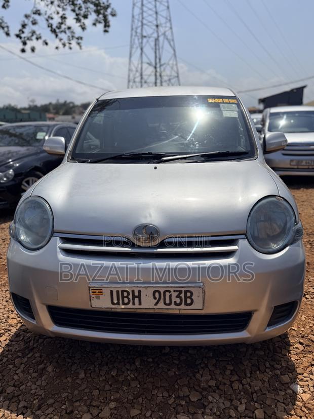 Toyota Sienta 2010 Silver