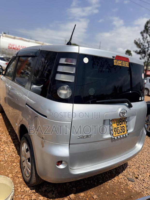 Toyota Sienta 2010 Silver