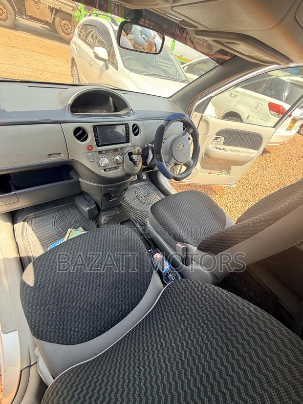 Toyota Sienta 2010 Silver