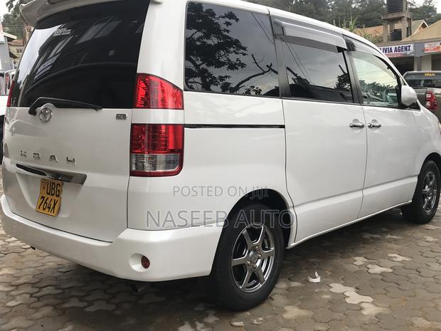Toyota Noah 2006 White