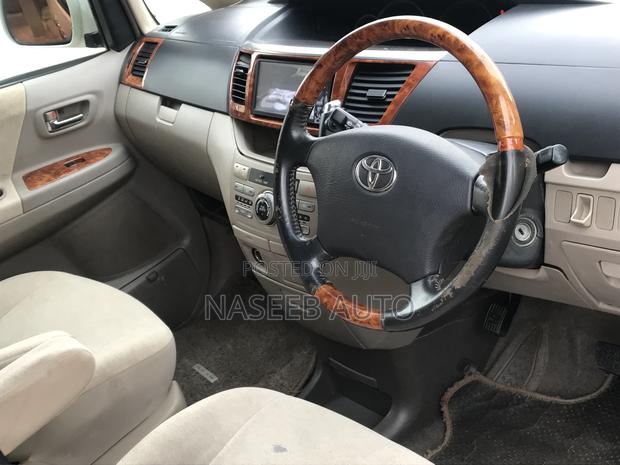 Toyota Noah 2006 White