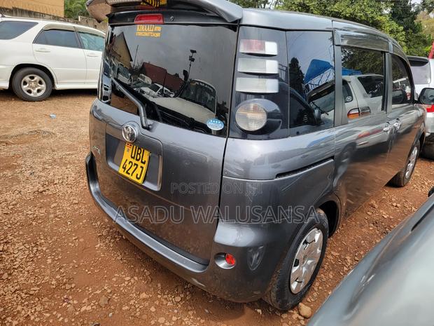 Toyota Sienta 2006 Black