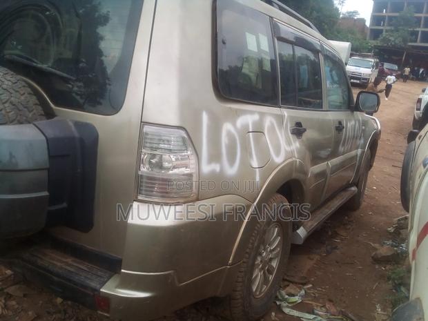 Mitsubishi Pajero 2012 Silver