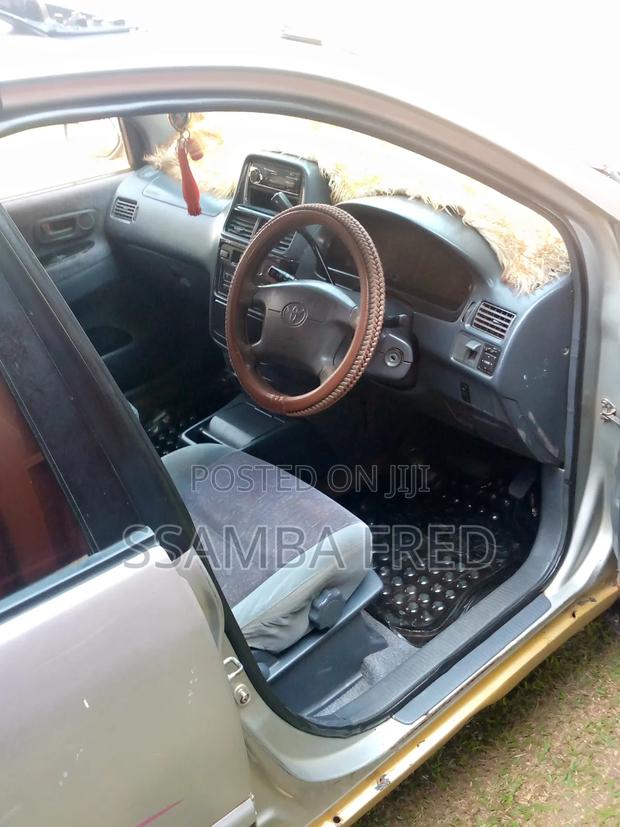 Toyota Ipsum 2000 Silver