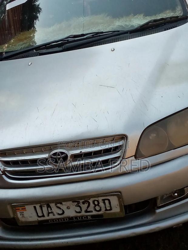 Toyota Ipsum 2000 Silver