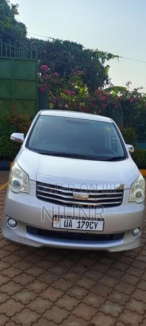 Toyota Noah 2010 Silver