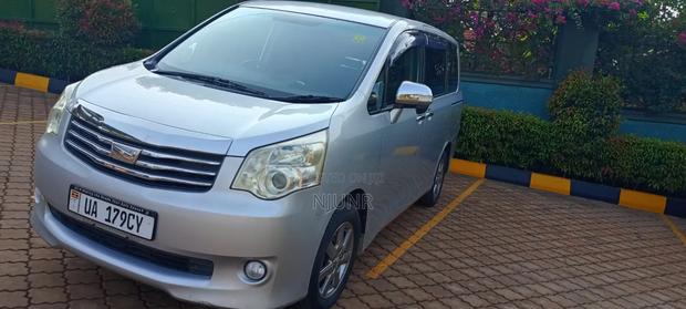Toyota Noah 2010 Silver