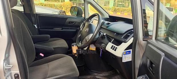 Toyota Noah 2010 Silver