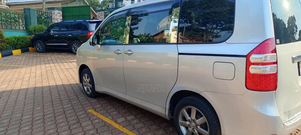 Toyota Noah 2010 Silver