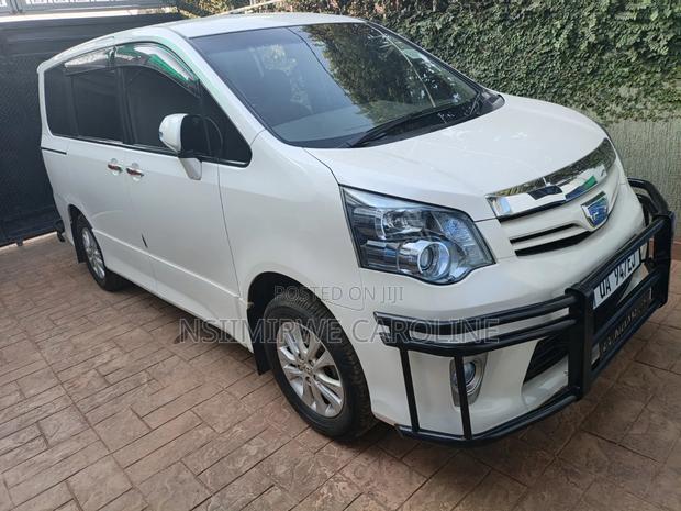 Toyota Noah 2012 Off white