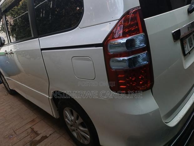 Toyota Noah 2012 Off white