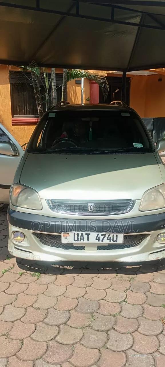 Toyota Raum 1999