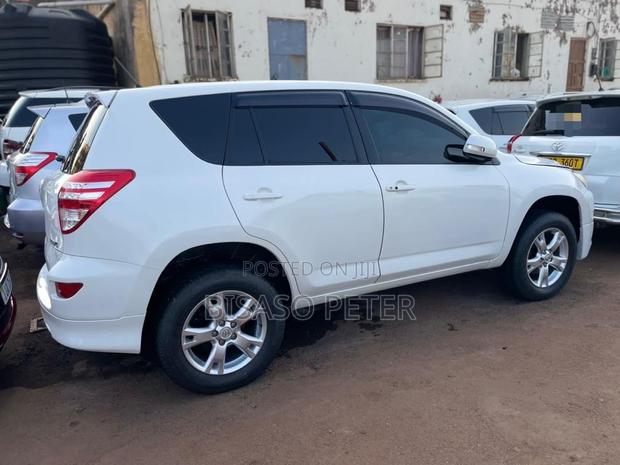 Toyota RAV4 2010 White