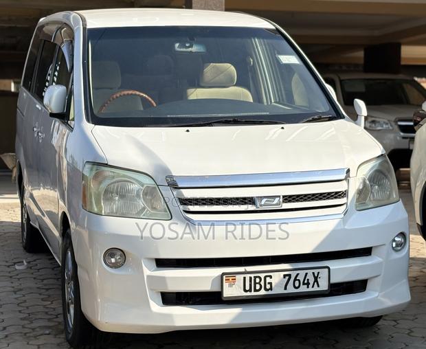 Toyota Noah 2.0 158hp FWD (7 Seater) 2007 White